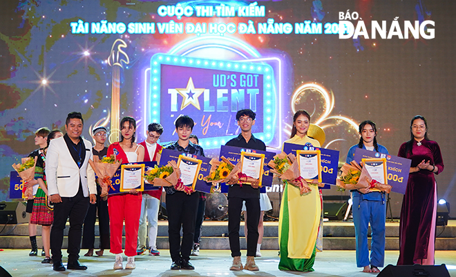 Phó Tổng Biên tập Báo Đà Nẵng Phạm Thị Mỹ Hạnh - thành viên Ban giám khảo trao giải cho các đội dự thi. Ảnh: NGỌC PHÚ