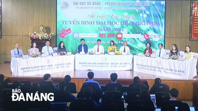 Ban tư vấn tuyển sinh giải đáp cho học sinh, phụ huynh dưới hình thức trực tuyến. Ảnh: N.P