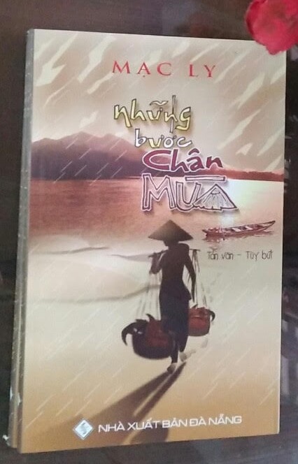 Bìa tập sách “Những bước chân mùa”.
