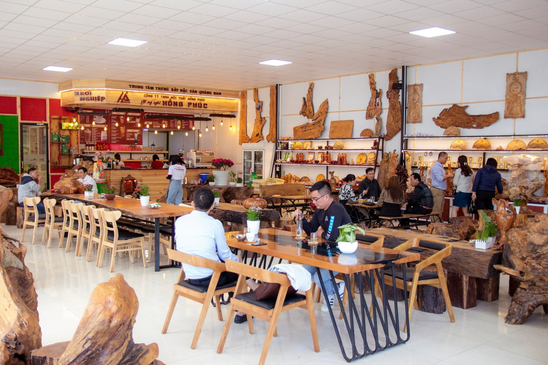 Sản phẩm mỹ nghệ từ quế và từ gỗ lũa, gỗ mục của Công ty Hồng Phúc trưng bày tại quán cà phê Khởi nghiệp. Ảnh: C.N