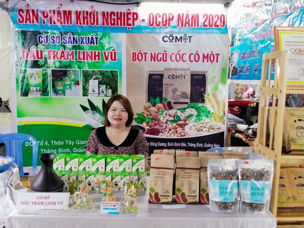 Sản phẩm tinh dầu tràm Linh Vũ của chị Bùi Thị Nguyệt (Thăng Bình) được công nhận sản phẩm OCOP cấp tỉnh 3 sao. Ảnh: H.LIÊN