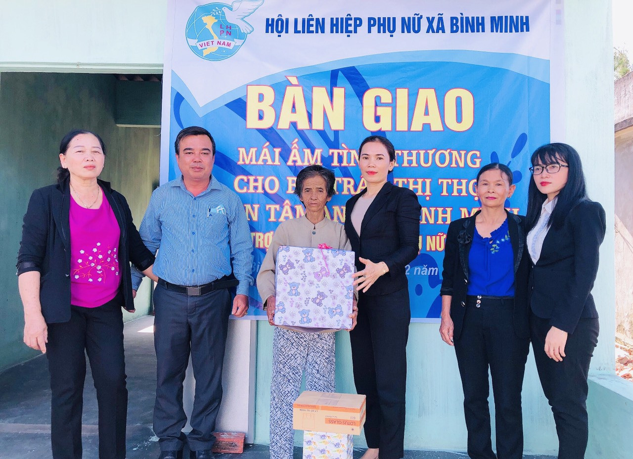 Hội LHPN xã Bình Minh bàn giao nhà cho bà Trần Thị Thợ (thôn Tân An) vào đầu năm 2021. Ảnh: G.B