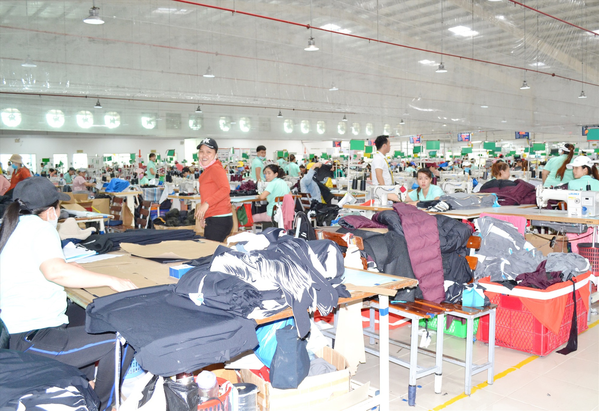 Tại CCN Hà Lam - Chợ Được, ngành may mặc hoạt động hiệu quả.