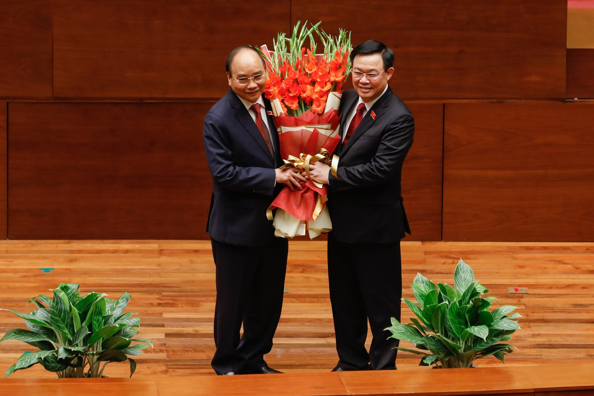 Chủ tịch Quốc hội Vương Đình Huệ đã tặng bó hoa chúc mừng Chủ tịch Nước Nguyễn Xuân Phúc. Ảnh: VGP