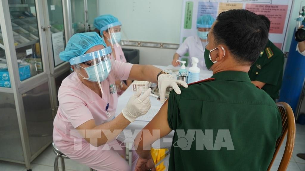 Cán bộ y tế tiến hành tiêm vaccine ngừa COVID-19 cho cán bộ Biên phòng Tây Ninh. Ảnh: Thanh Tân/TTXVN