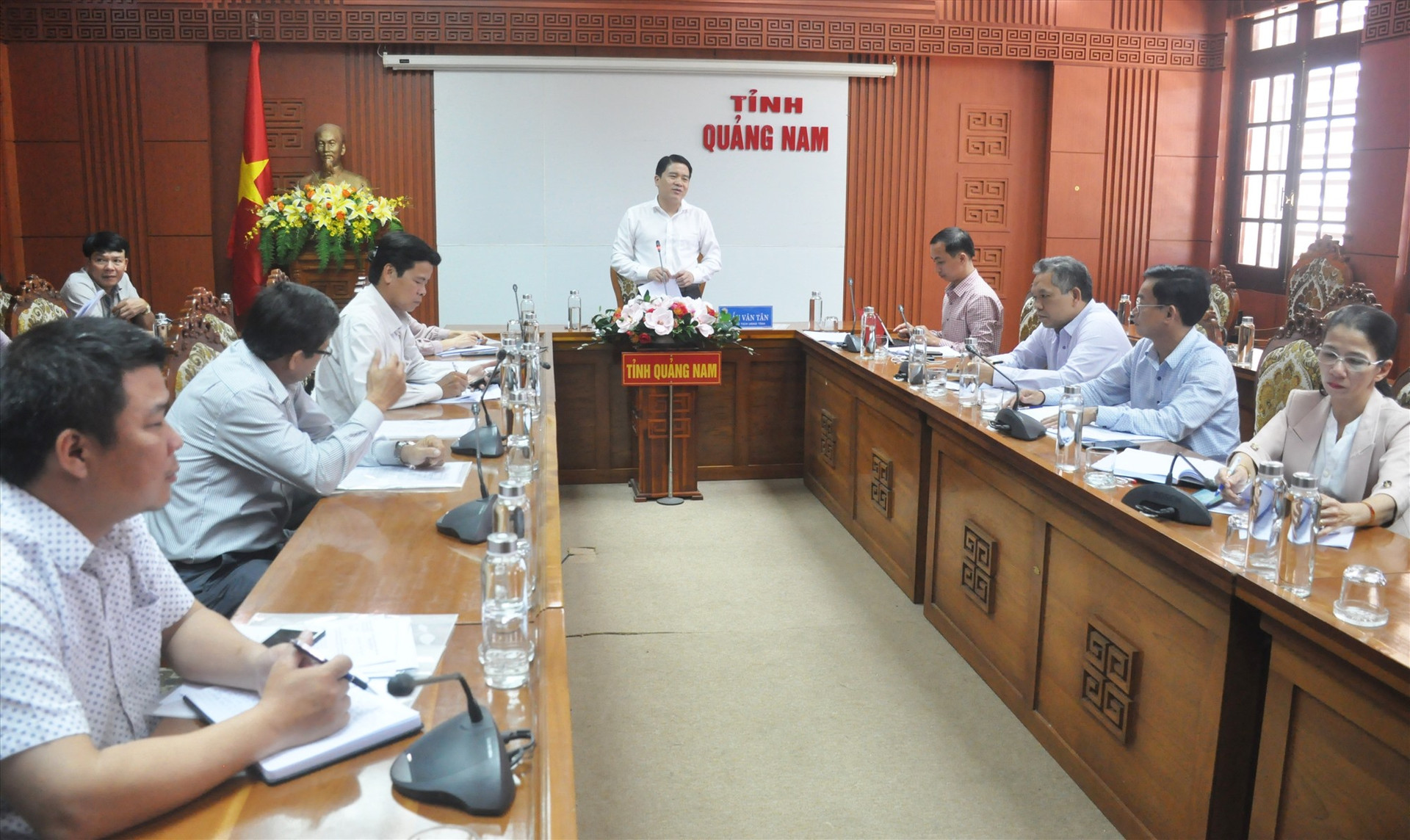 Phó Chủ tịch UBND tỉnh Trần Văn Tân chủ trì cuộc họp của Ban Bầu cử số 3 sáng nay 6.4. Ảnh: N.Đ