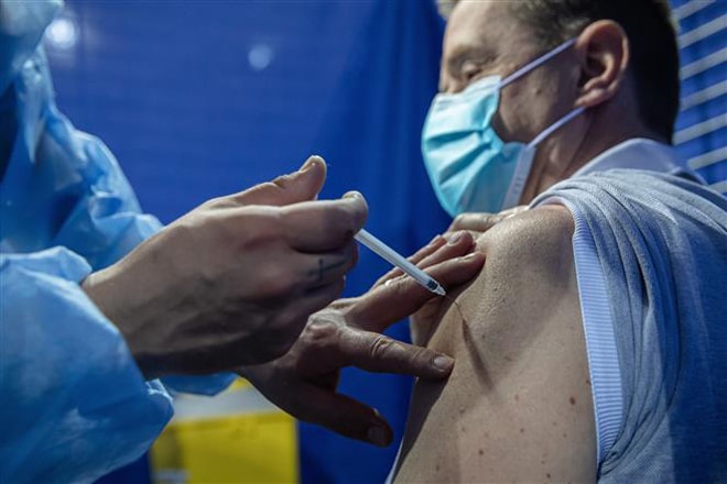 Nhân viên y tế tiêm vaccine ngừa Covid-19 cho người dân tại Saint-Quentin-en-Yvelines, Pháp, ngày 24-3-2021. Ảnh: THX/ TTXVN