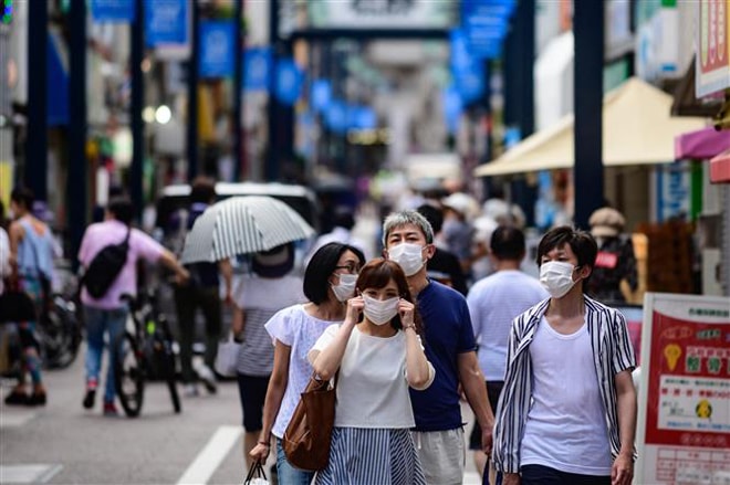  Người dân đeo khẩu trang phòng dịch Covid-19 tại Tokyo, Nhật Bản ngày 1-8-2020. Ảnh: AFP/TTXVN
