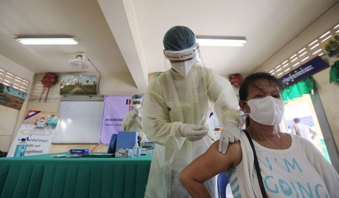 Nhân viên y tế tiêm phòng Covid-19 cho người dân Campuchia. Ảnh: Khmer Times