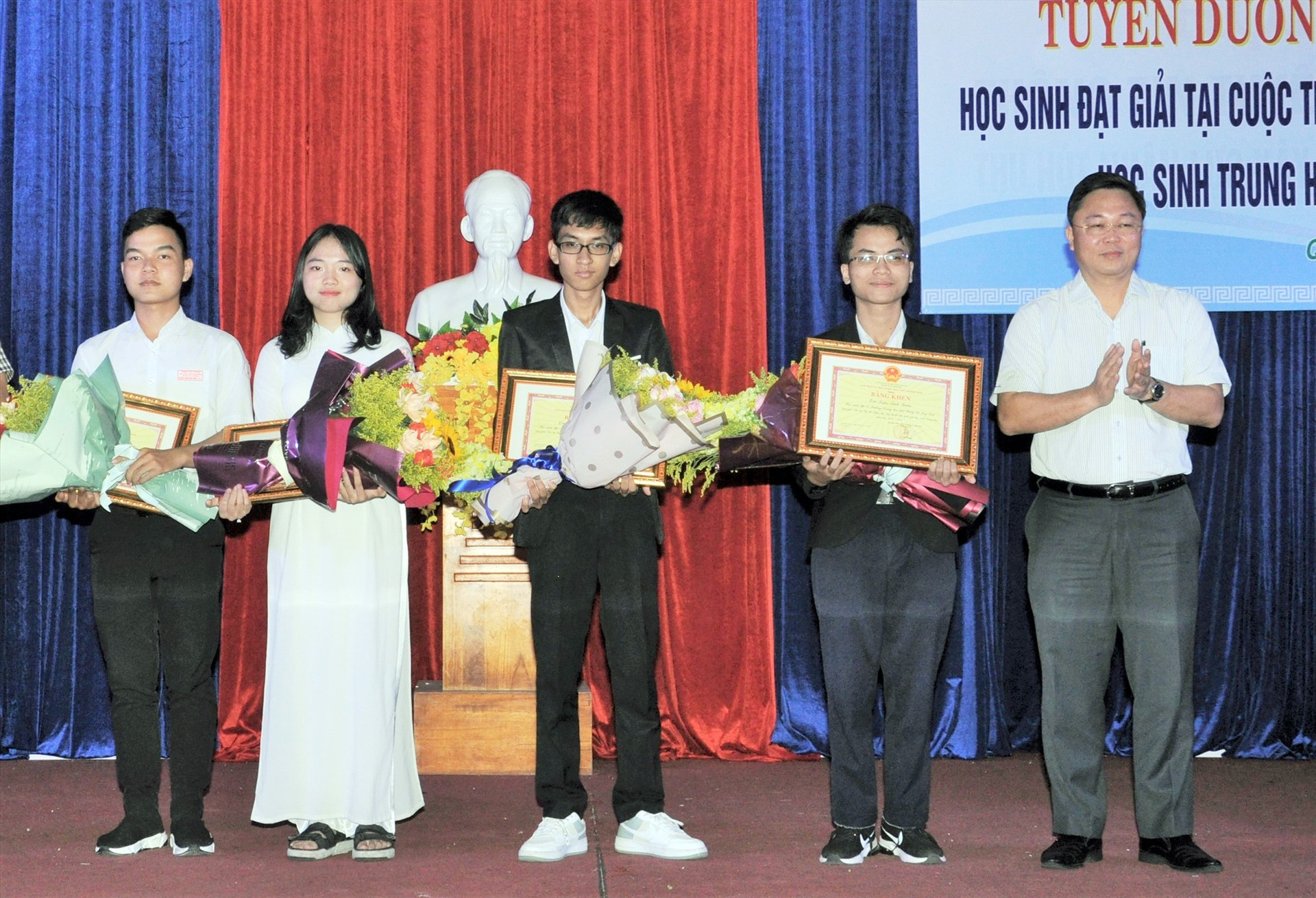 Chủ tịch UBND tỉnh Lê Trí Thanh khen thưởng 4 học sinh xuất sắc đoạt giải tại cuộc thi Khoa học kỹ thuật toàn quốc năm học 2020 - 2021. Ảnh: X.P