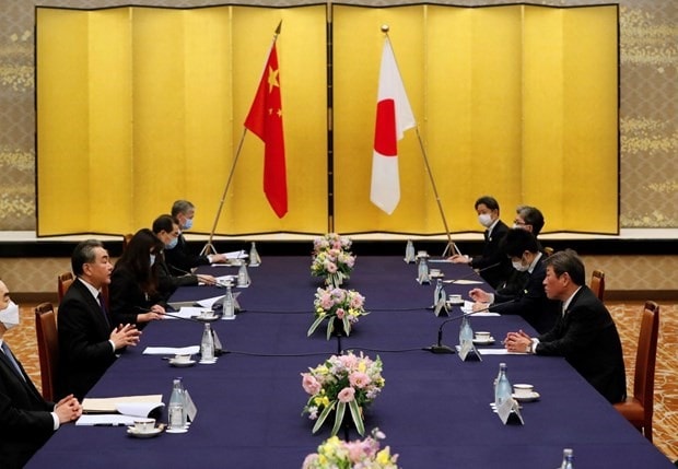 Japanese Foreign Minister Toshimitsu Motegi (First on the right) and his Chinese counterpart Wang Yi at a meeting in Tokyo on November 24, 2020 (Photo: AFP/VNA)