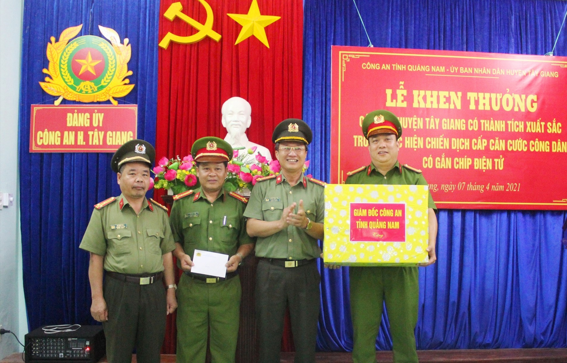 Thượng tá Nguyễn Thành Long, Phó Giám đốc Công an tỉnh tặng quà động viên các chiến sĩ Công an huyện Tây Giang.