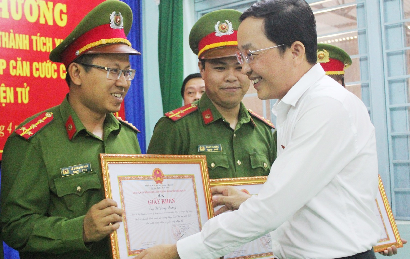 Chủ tịch UBND huyện Tây Giang-Nguyễn Văn Lượm tặng Giấy khen cho các chiến sĩ công an huyện