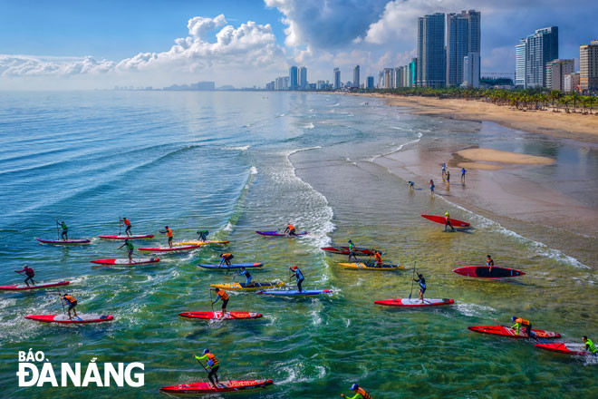 Các hoạt động thể thao trên biển được kỳ vọng là một trong những sản phẩm du lịch hấp dẫn, thu hút du khách đến Đà Nẵng mùa hè này. Ảnh: KIM LIÊN