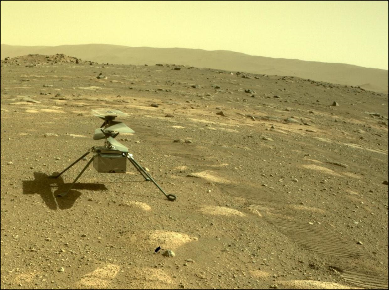 Hình ảnh chụp trực thắng Ingenuity cố định chắc chắn trên bề mặt sao Hỏa từ camera của tàu thăm dò Perseverance. Ảnh: NASA