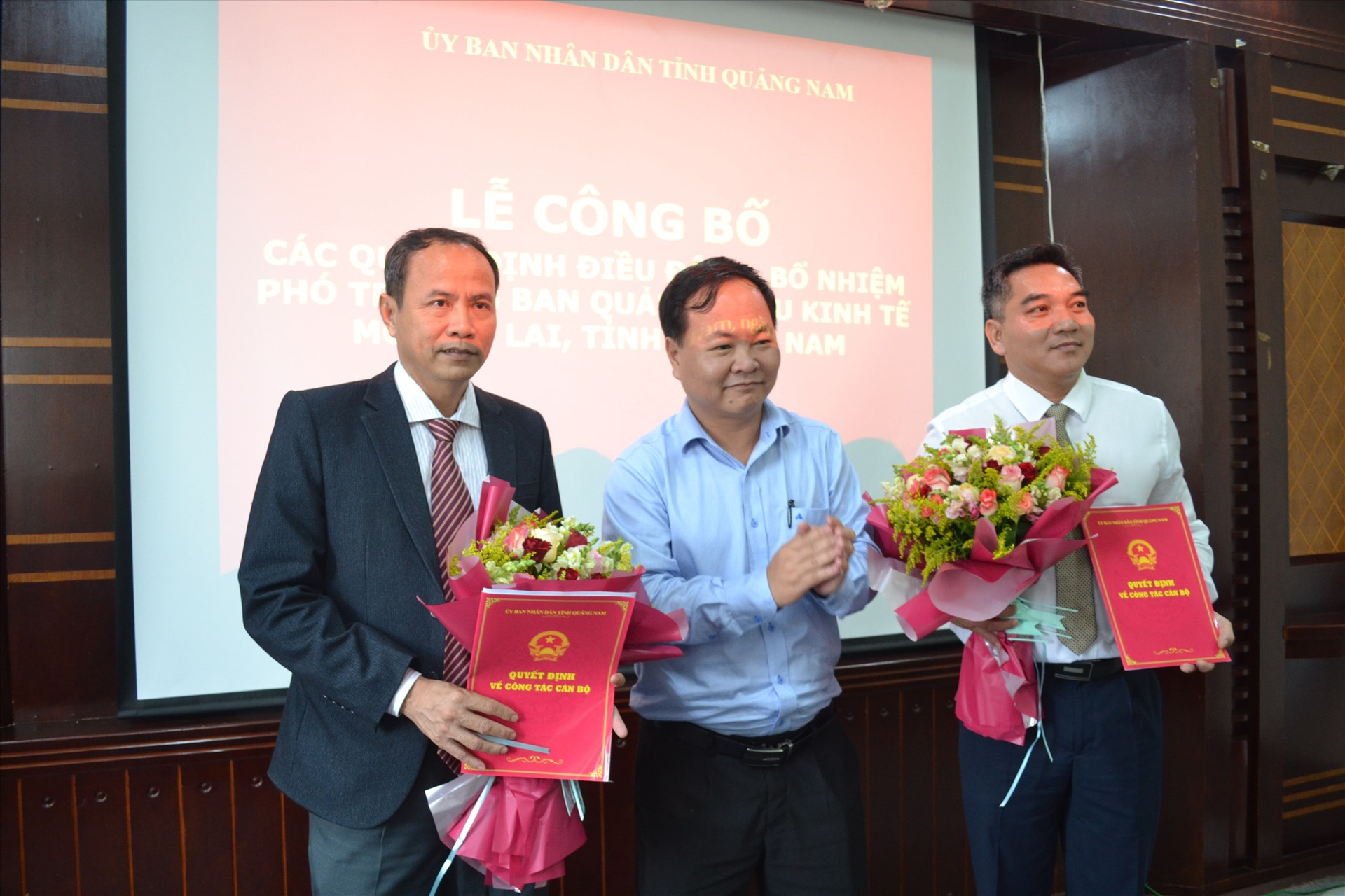 Phó Chủ tịch UBND tỉnh Nguyễn Hồng Quang trao quyết định về công tác cán bộ đối với ông Thiều Việt Dũng và ông Lê Quang Triều. Ảnh: VIỆT NGUYỄN