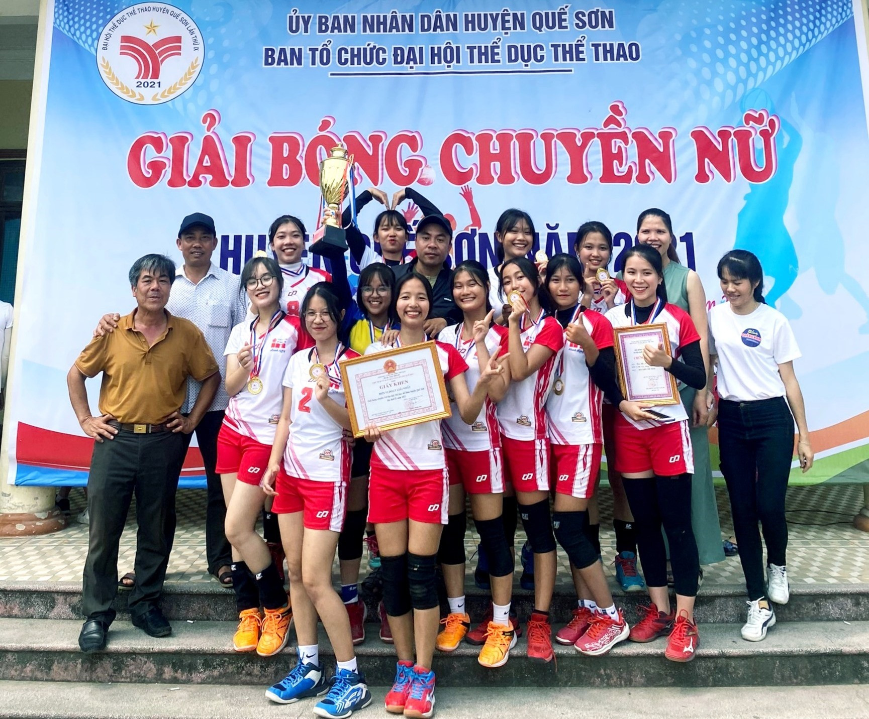 Đội bóng chuyền nữ thị trấn Đông Phú giành chức vô địch. Ảnh: VĂN SỰ
