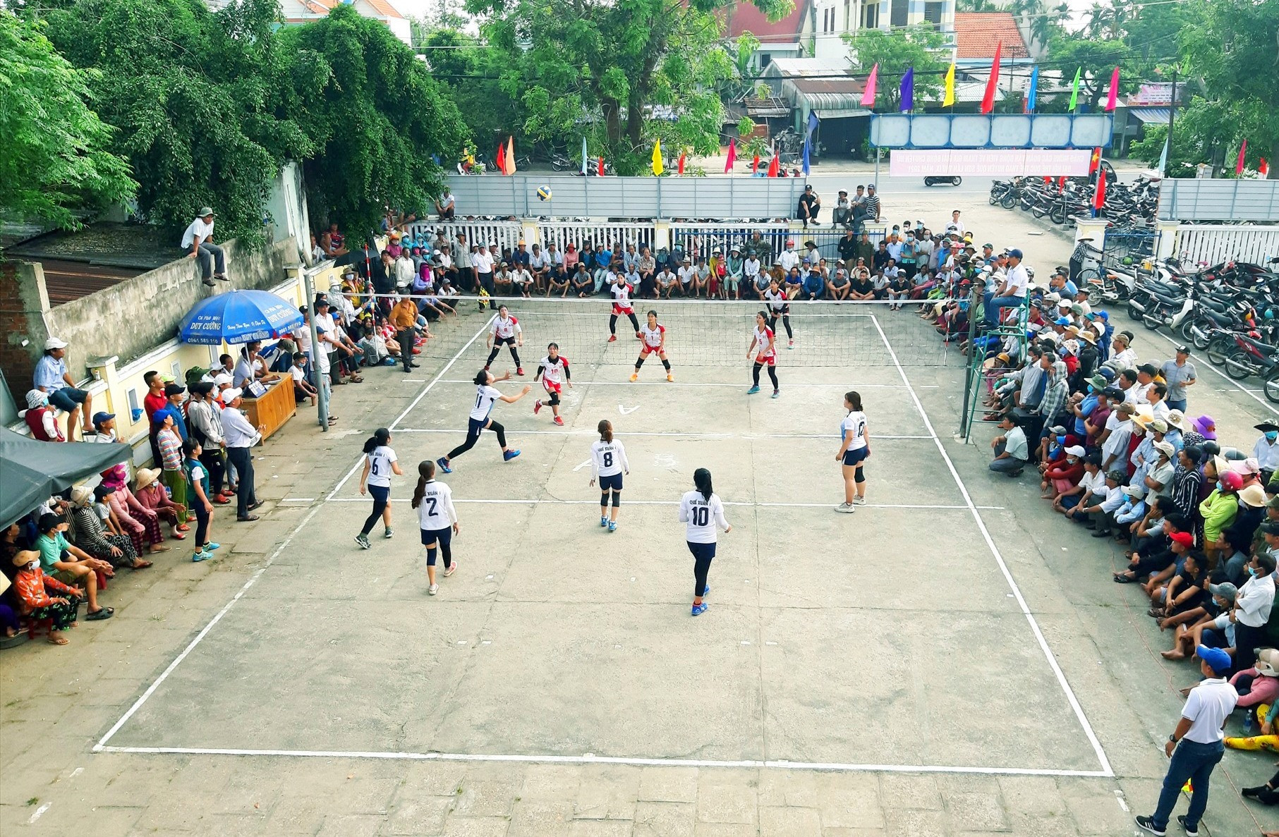 Giải bóng chuyền nữ huyện Quế Sơn năm 2021 thu hút khá đông khán giả dự xem. Ảnh: VĂN SỰ