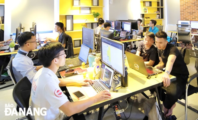 Sự có mặt của các công ty phần mềm nước ngoài góp phần tăng chất lượng nguồn nhân lực Đà Nẵng. Trong ảnh: Người lao động làm việc tại Công ty MTV Giải pháp CNTT Enouvo. Ảnh: P.LAN