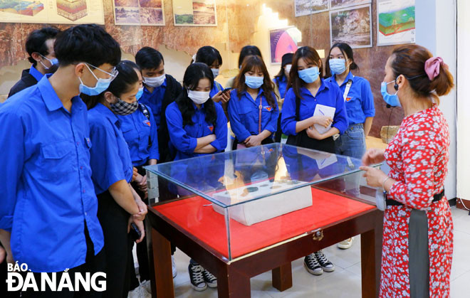 Việc triển khai miễn phí vé tham quan tạo cơ hội để các bảo tàng địa phương đẩy mạnh công tác tuyên truyền, quảng bá hình ảnh đến du khách. Trong ảnh: Học sinh trên địa bàn thành phố tham quan Bảo tàng Đà Nẵng. Ảnh: VĂN HOÀNG