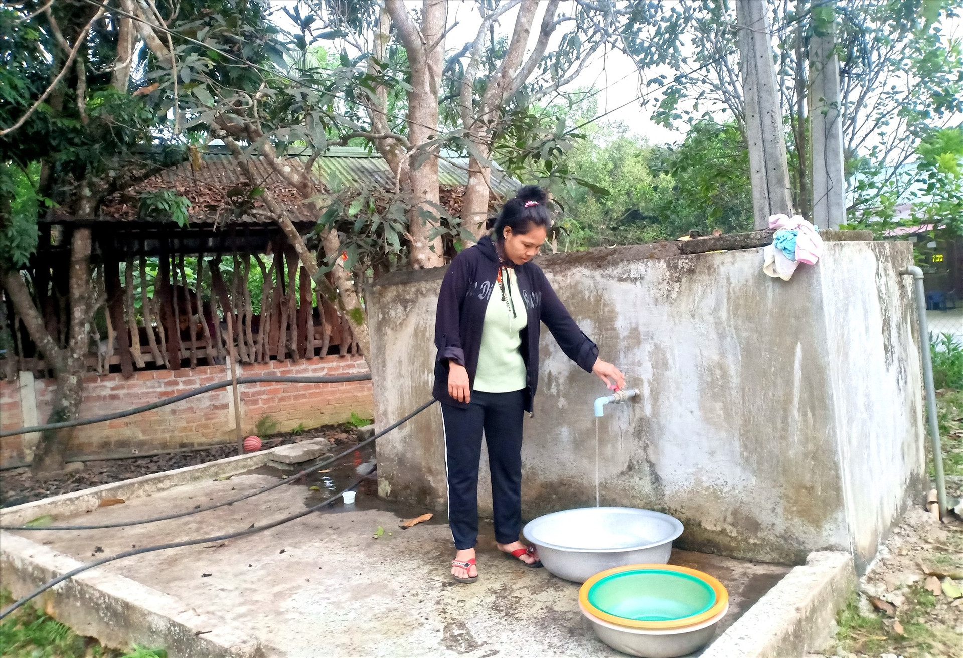 Nhiều hệ thống nước tự chảy ở vùng cao Nam Giang đang nhỏ giọt do nguồn nước đầu nguồn cạn kiệt. Ảnh: BẠCH TUYẾT