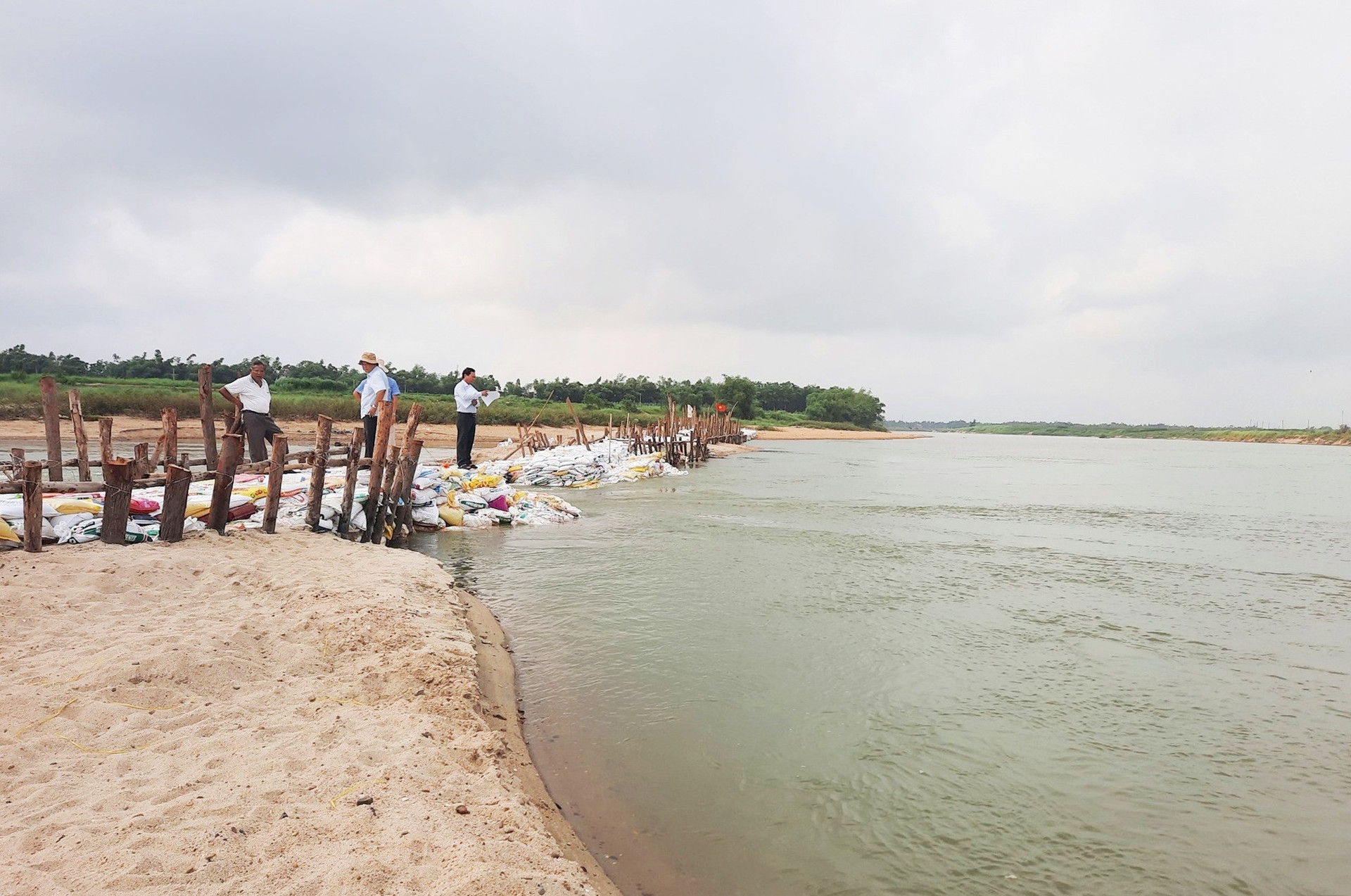 Việc đắp đập ngăn trên sông Quảng Huế gặp nhiều khó khăn do sức nước ở khu vực này rất lớn. Ảnh: HỒ QUÂN