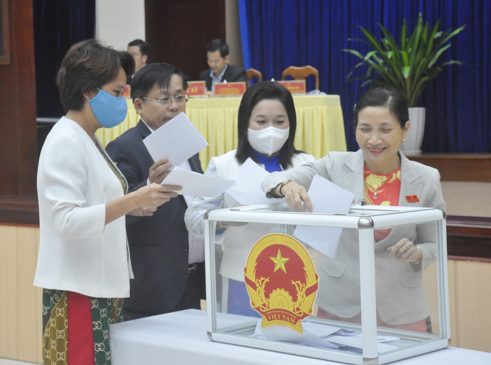 Nữ đại biểu HĐND tỉnh khóa IX bỏ phiếu bầu bổ sung nhân sự lãnh đạo HĐND tỉnh khóa IX. Ảnh: N.Đ