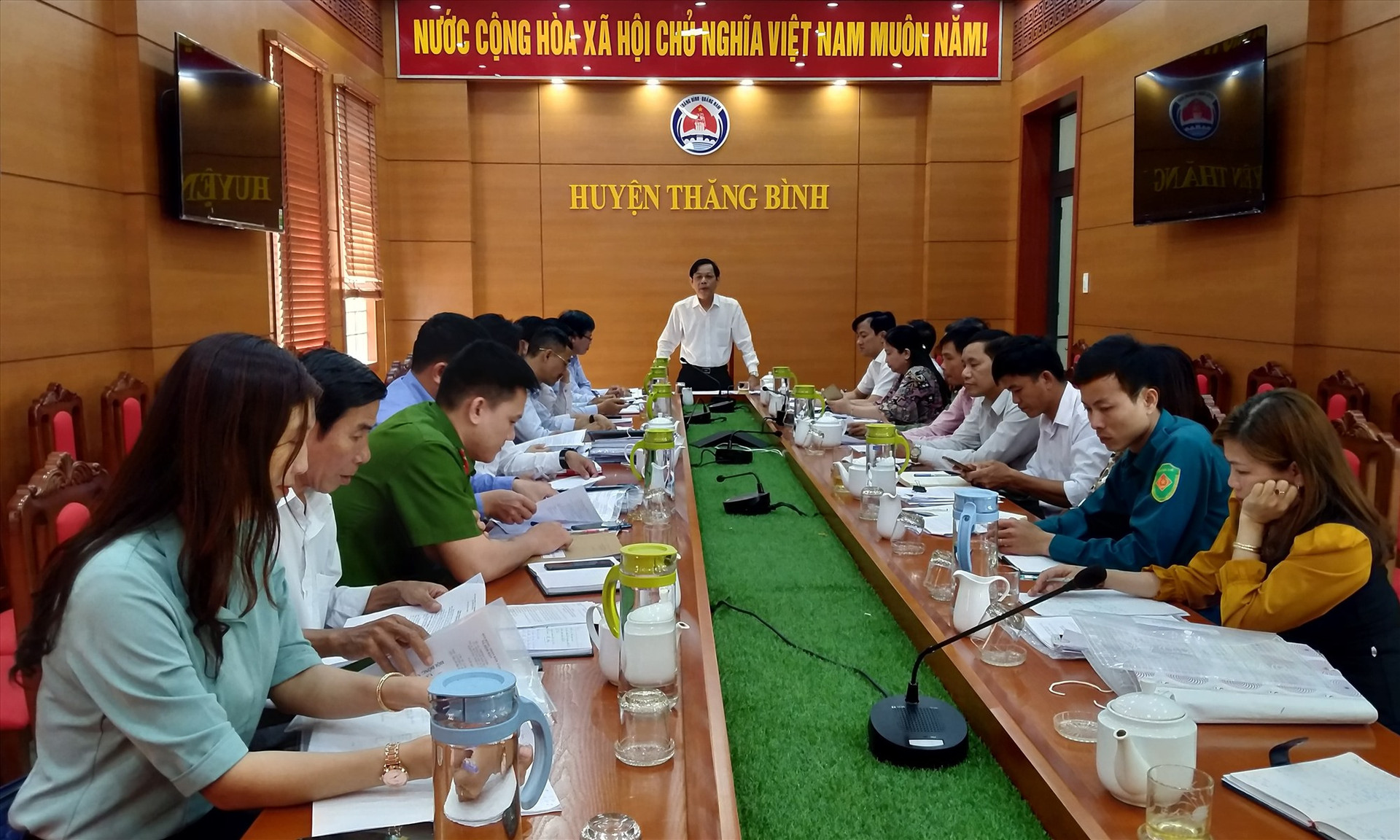 Đoàn kiểm tra do Trưởng ban Tổ chức Tỉnh ủy Nguyễn Chín làm trưởng đoàn có cuộc làm việc với UBBC xã Bình Đào và thị trấn Hà Lam chiều 25.3. Ảnh: N.Đ