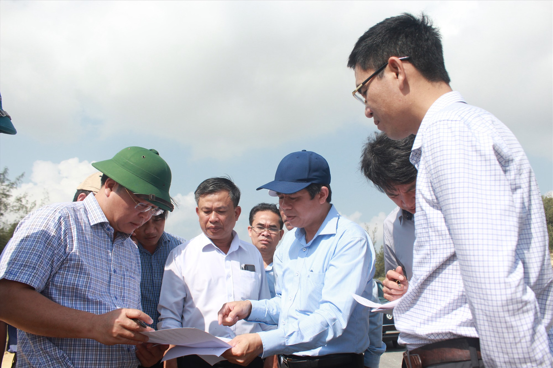 Chủ tịch UBND tỉnh Lê Trí Thanh kiểm tra thực tế tại một số dự án tái định cư, sắp xếp dân cư vùng đông Thăng Bình. Ảnh: T.C