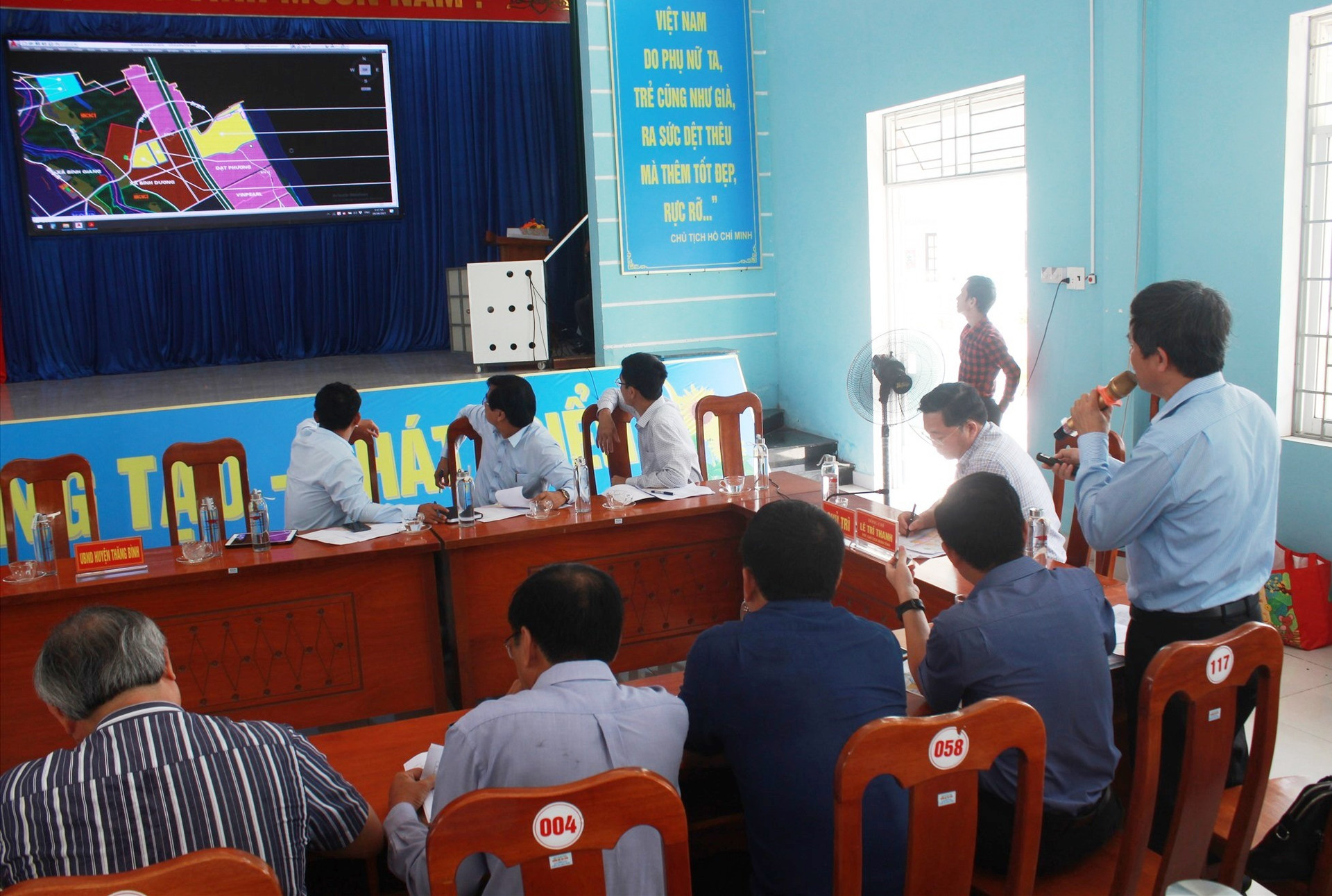 UBND huyện Thăng Bình báo cáo tình hình triển khai các dự án. Ảnh: T.C