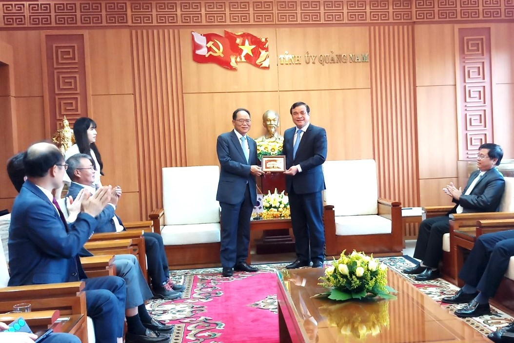 Bí thư Tỉnh ủy Phan Việt Cường tặng món quà kỷ niệm cho ngài Park Noh-wan nhân chuyến đến thăm Quảng Nam. Ảnh: A.N