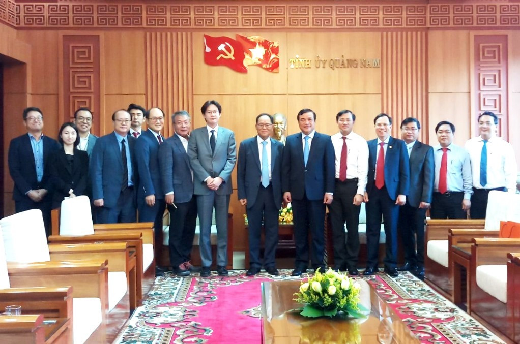 Đoàn công tác của Đại sứ đặc mệnh toàn quyền Hàn Quốc tại Việt Nam chụp ảnh lưu niệm với lãnh đạo tỉnh Quảng Nam. Ảnh: A.N