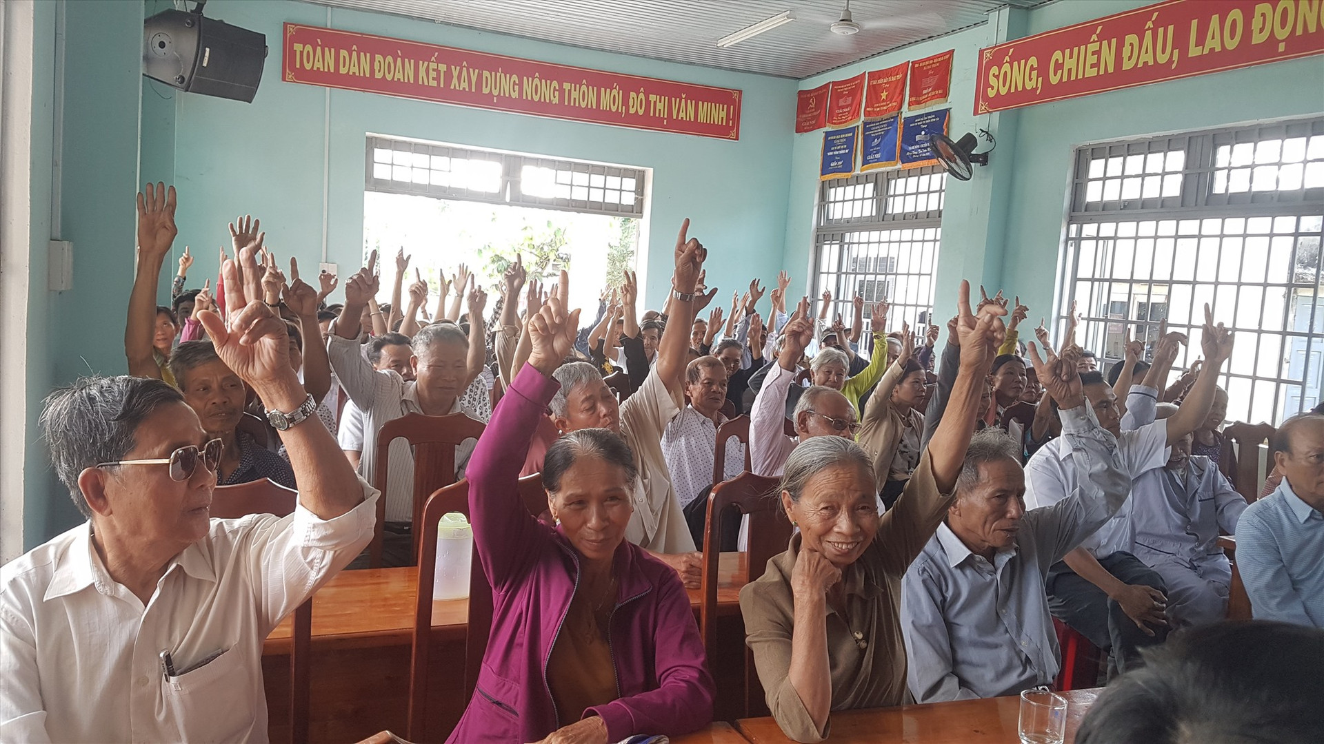 100% cử tri thôn Phú Bình đồng ý giới thiệu ông Dương Văn Phước ứng cử đại biểu Quốc hội khóa XV. Ảnh: D.L