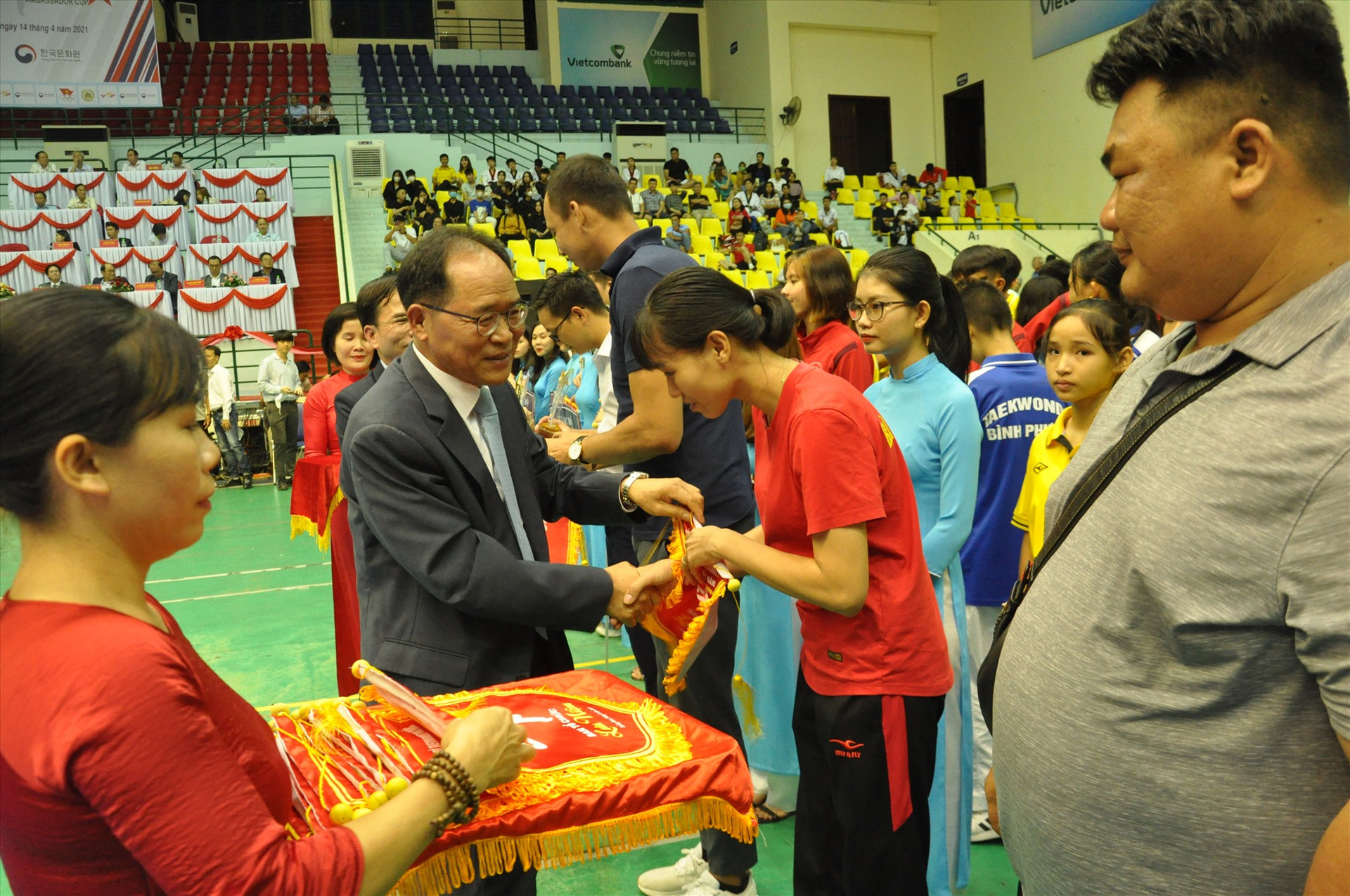 Đại sứ đặc mệnh toàn quyền Đại Hàn Dân quốc tại Việt Nam tặng cờ lưu niệm cho các đơn vị dự giải. Ảnh: T.V