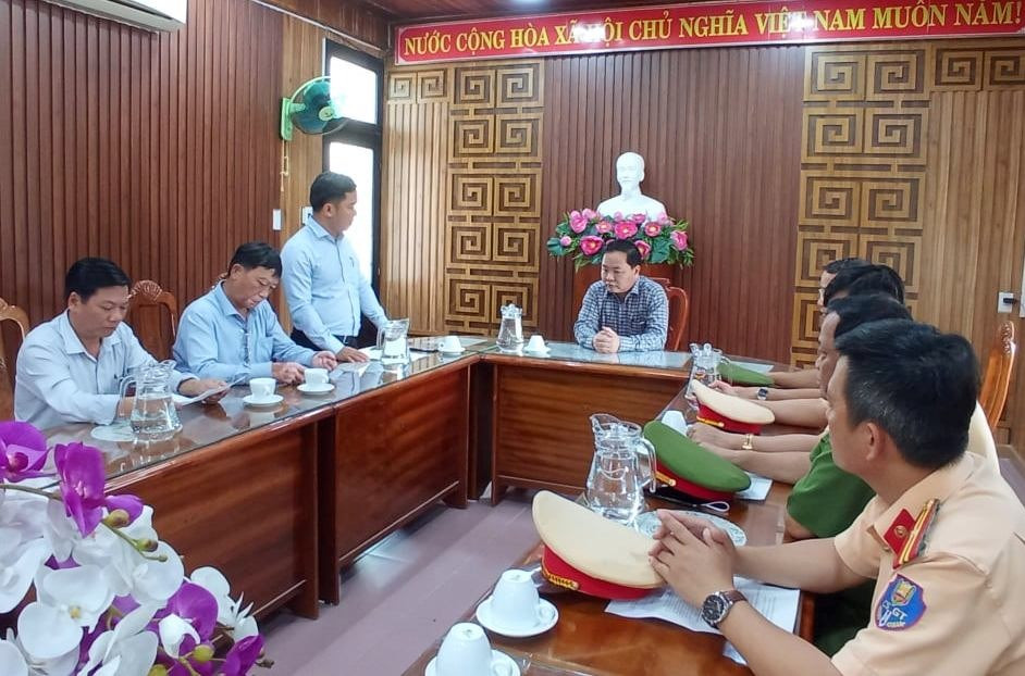Phó Chủ tịch UBND tỉnh Nguyễn Hồng Quang nghe báo cáo về vụ tai nạn. Ảnh: HOÀNG LIÊN