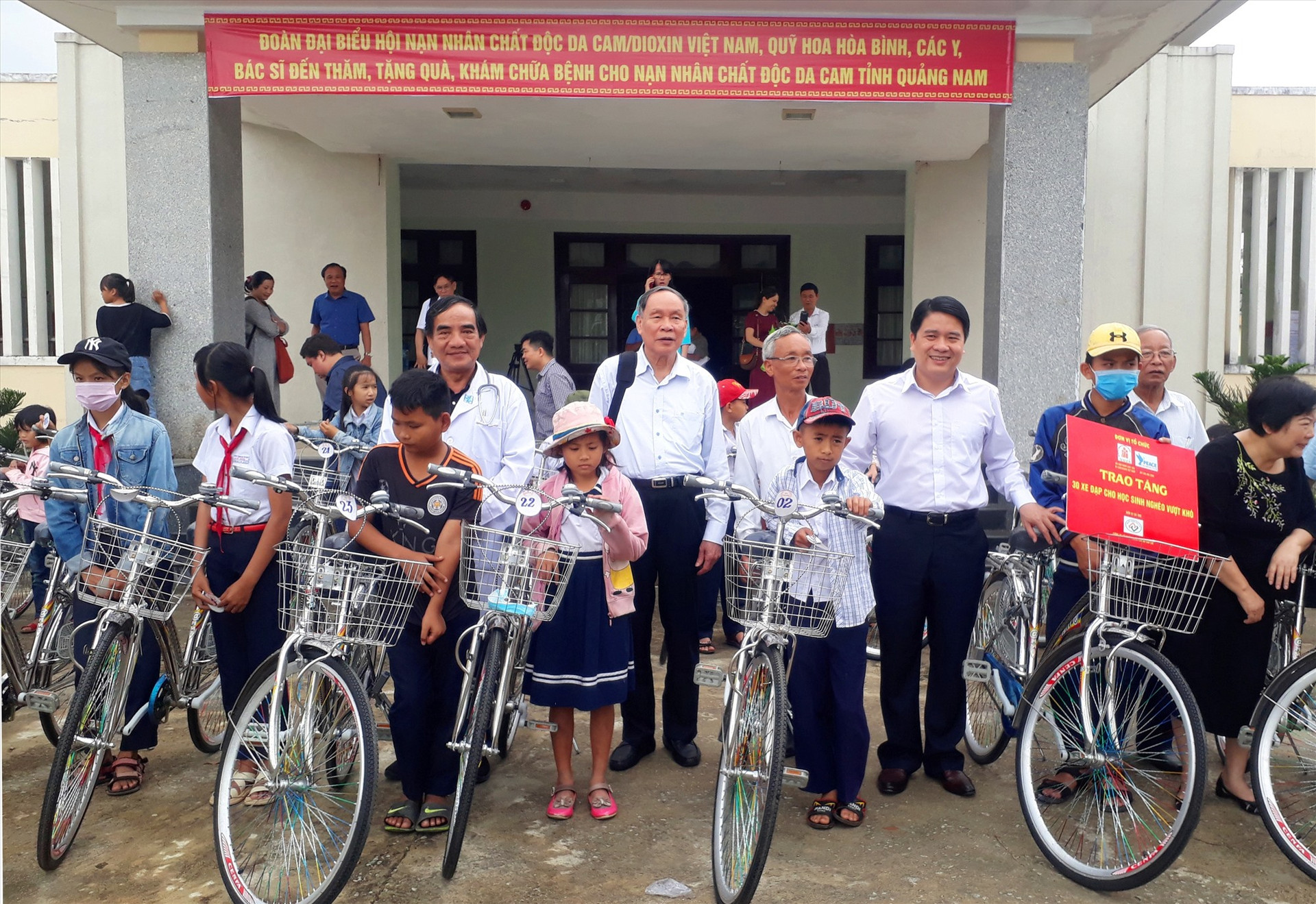Tặng xe đạp cho học sinh nghèo vượt khó của huyện Quế Sơn. Ảnh DT