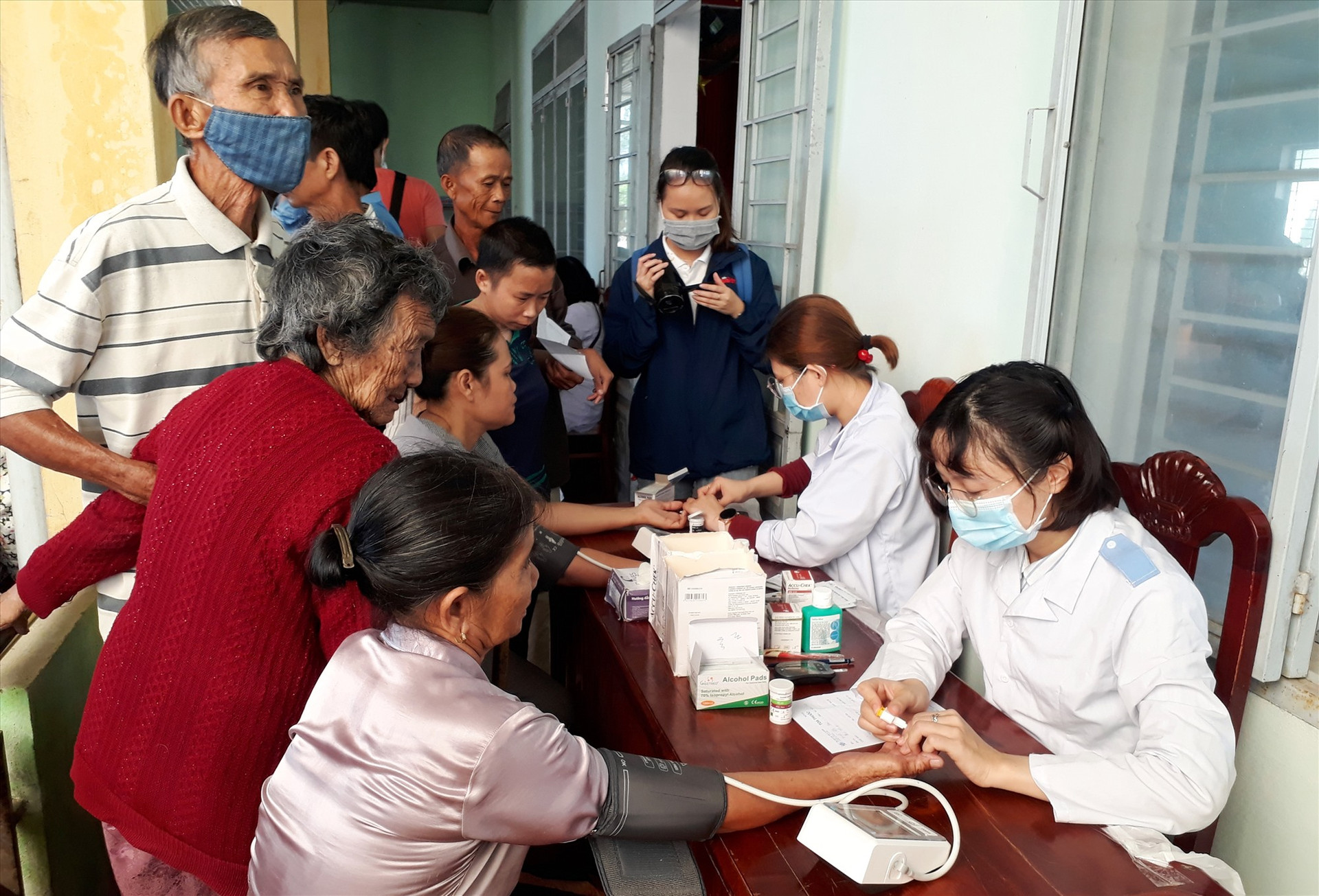 Khám bệnh, cấp thuốc cho người nghèo, nạn nhân chất độc da cam xã Quế Thuận và Quế Châu. ảnh DT