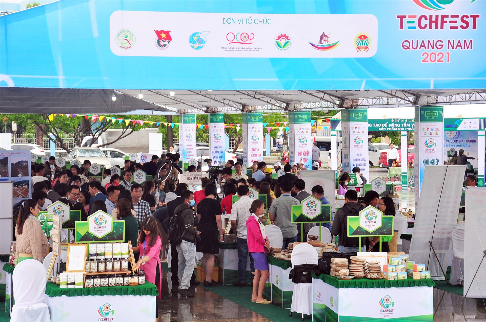 Sự kiện Techfest Quang Nam 2021 quy tụ 100 gian hàng với hơn 200 sản phẩm OCOP, sản phẩm khởi nghiệp... khu vực miền Trung - Tây Nguyên. Ảnh: ANH CÔNG
