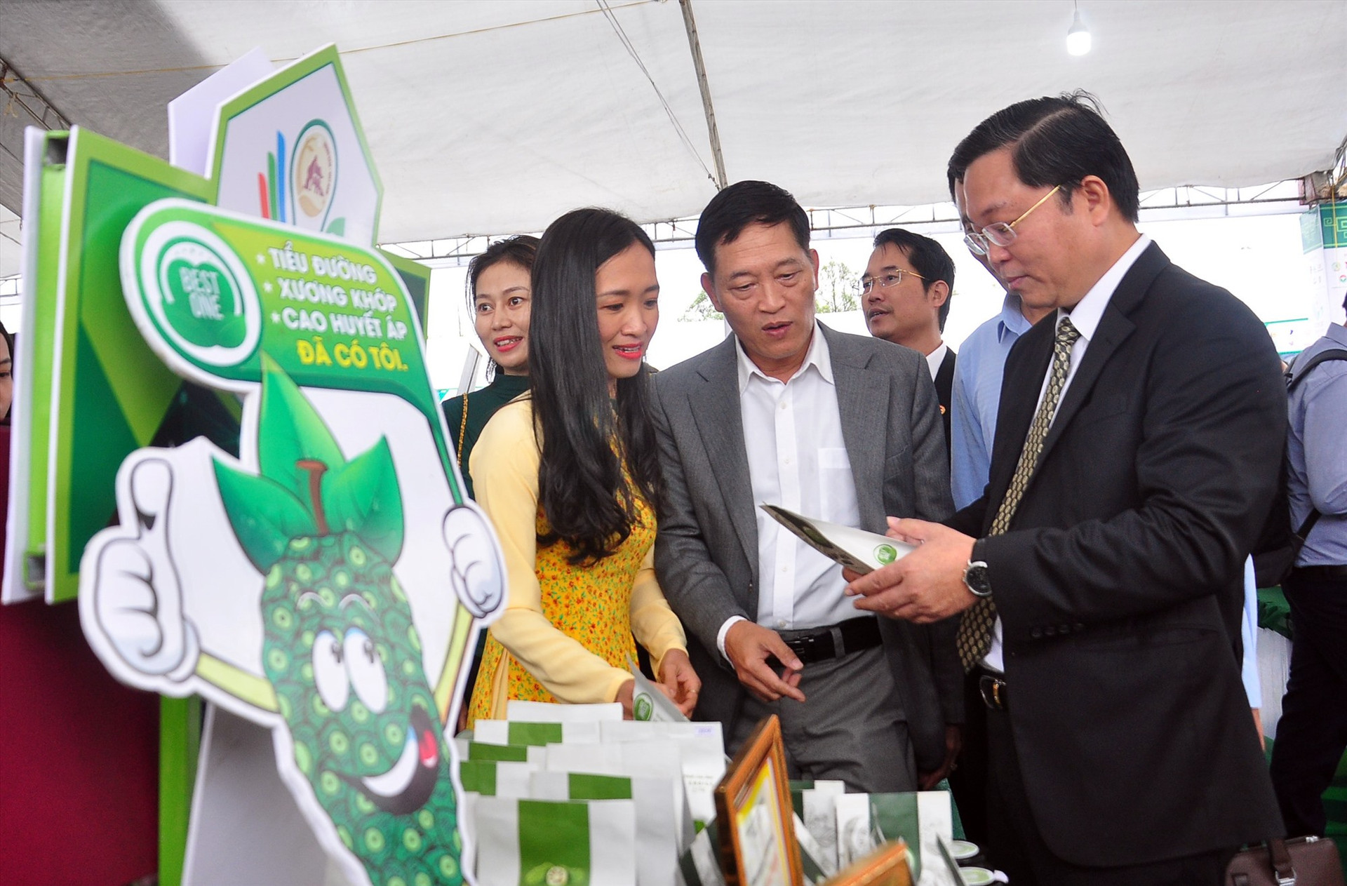 Lãnh đạo tỉnh và Bộ KH-CN tham quan các gian trưng bày sản phẩm OCOP, sản phẩm khởi nghiệp tại Techfest Quang Nam 2021. Ảnh: ANH CÔNG