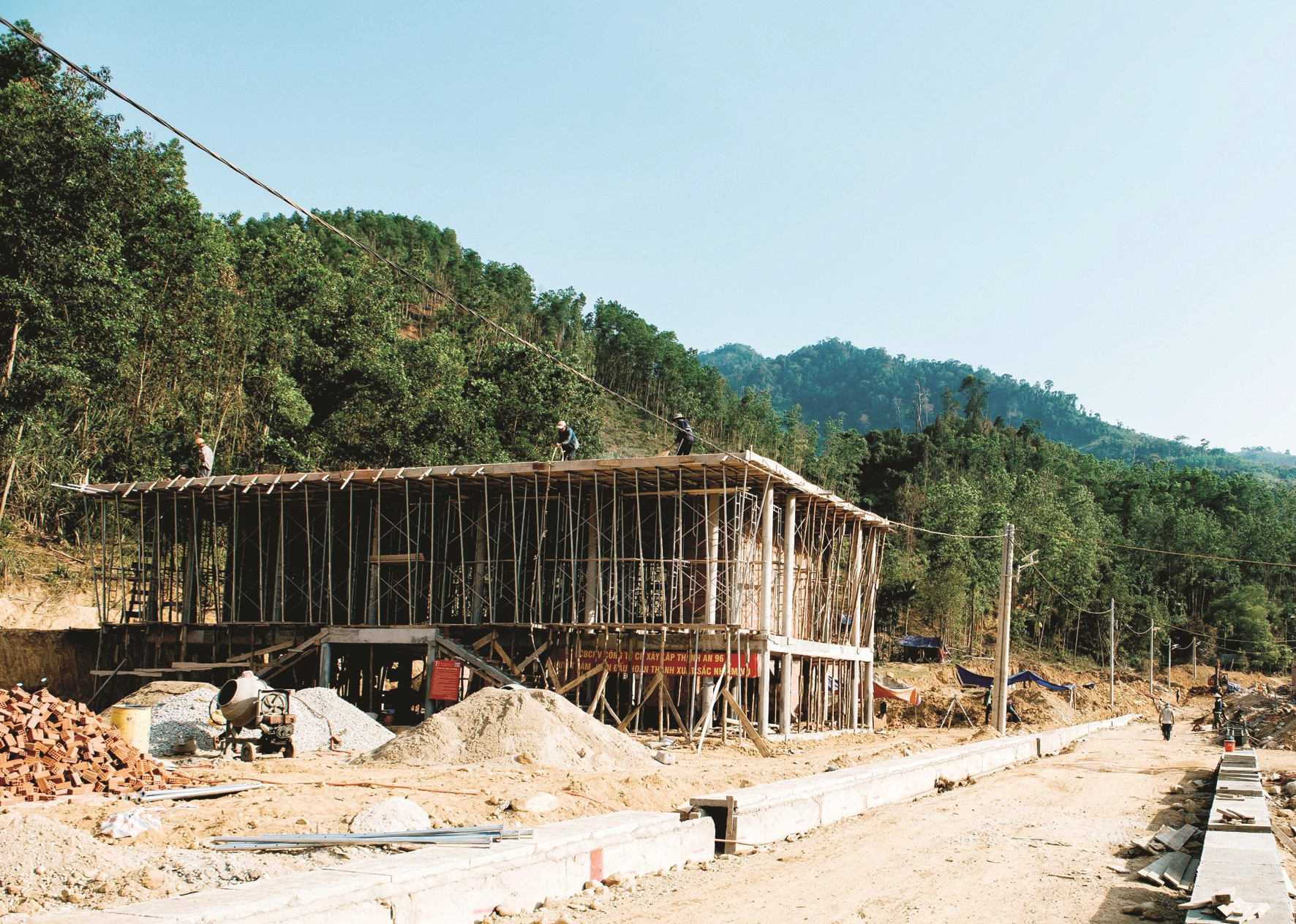 Ngoài nhà ở cho người dân, nhà sinh hoạt cộng đồng xã Trà Leng đang được xây dựng.