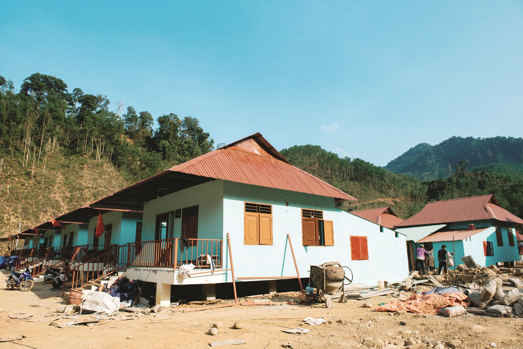 Đầu tháng 2 vừa qua, UBND huyện Nam Trà My phối hợp với Công ty CP Ô tô Trường Hải (Thaco) bàn giao 13 căn nhà (Thaco tài trợ 5 tỷ đồng xây dựng) cho người dân đón tết.