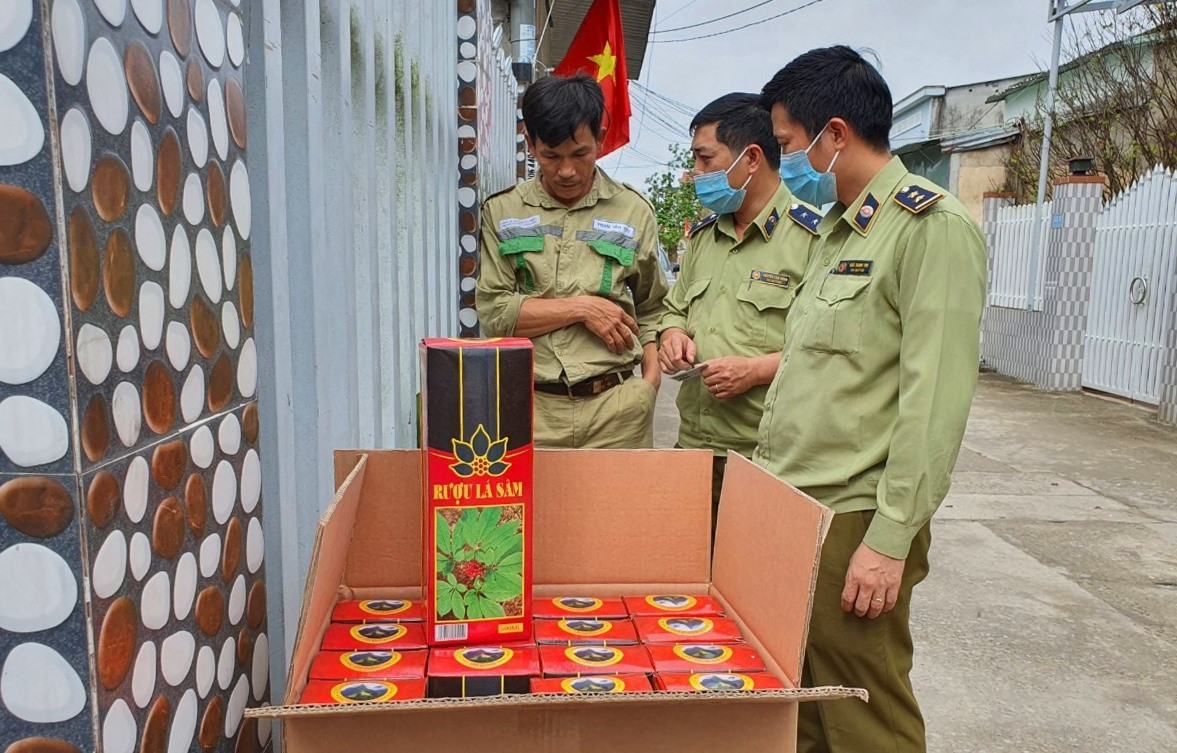 Lực lượng quản lí thị trường Quảng Nam giữ lô rượu sâm không chứng từ. Ảnh: B.A