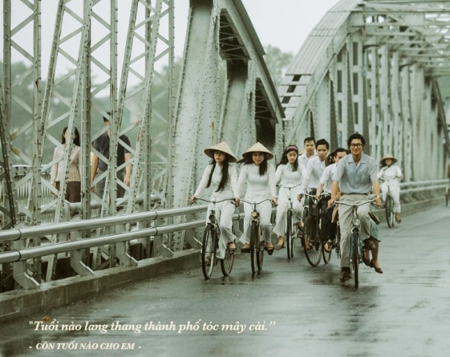 Bối cảnh trong phim Em và Trịnh được phục dựng công phu. (Ảnh do đoàn làm phim cung cấp)