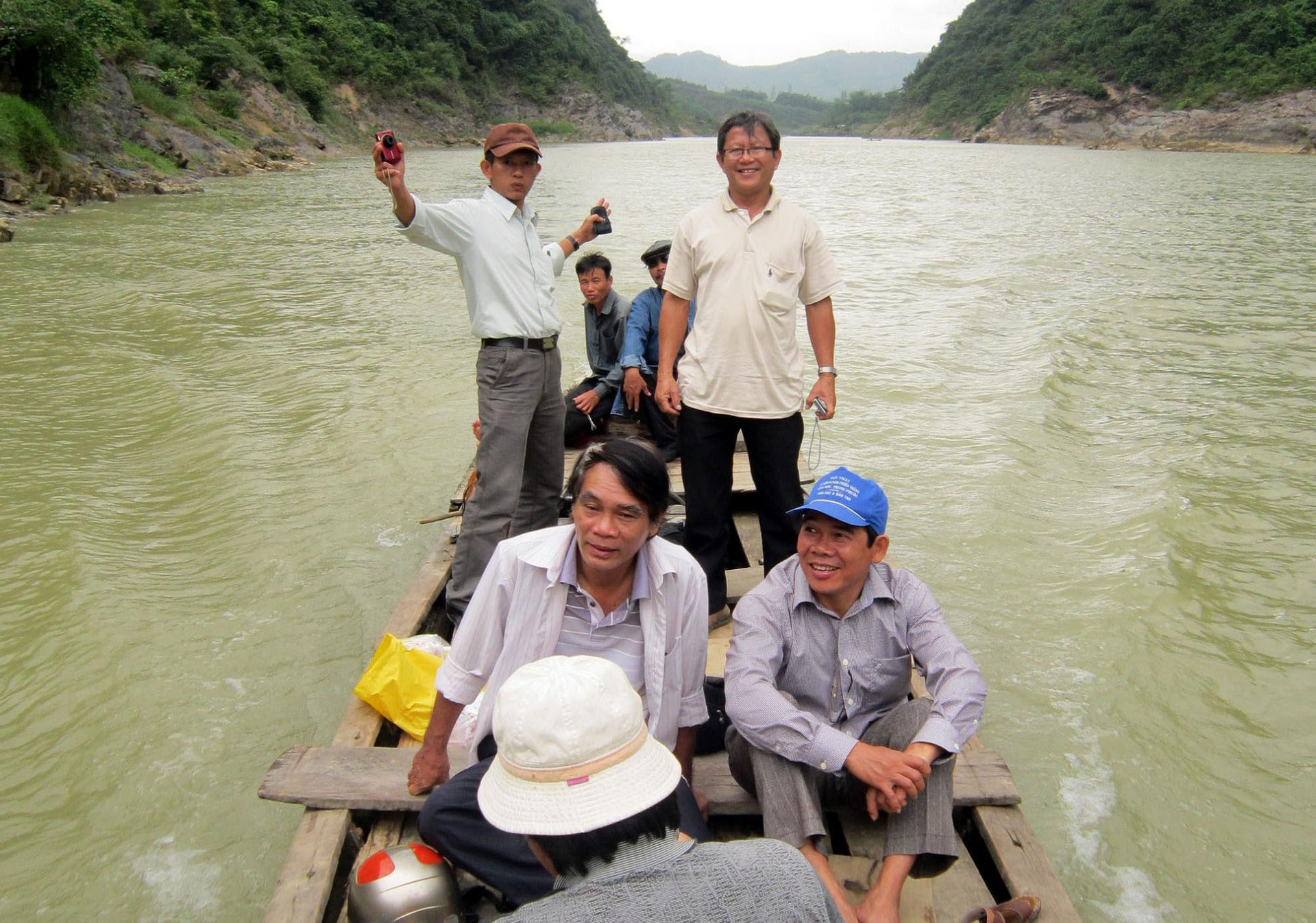 Các văn nghệ sĩ Quảng Nam trong một chuyến đi thực tế sáng tác trên sông Thu Bồn. Ảnh: B.A