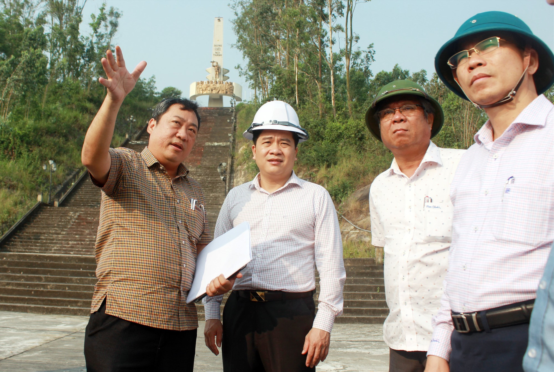 Phó Chủ tịch UBND tỉnh Trần Văn Tân (thứ hai, từ trái sang) kiểm tra hiện trạng di tích tượng đài Chiến thắng Núi Thành. Ảnh: T.C