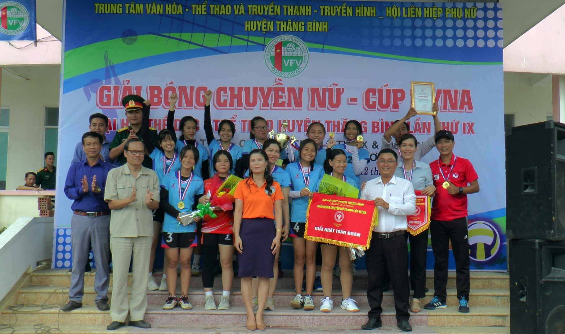 Ban tổ chức trao chức vô địch cho đội bóng chuyền nữ thị trấn Hà Lam.