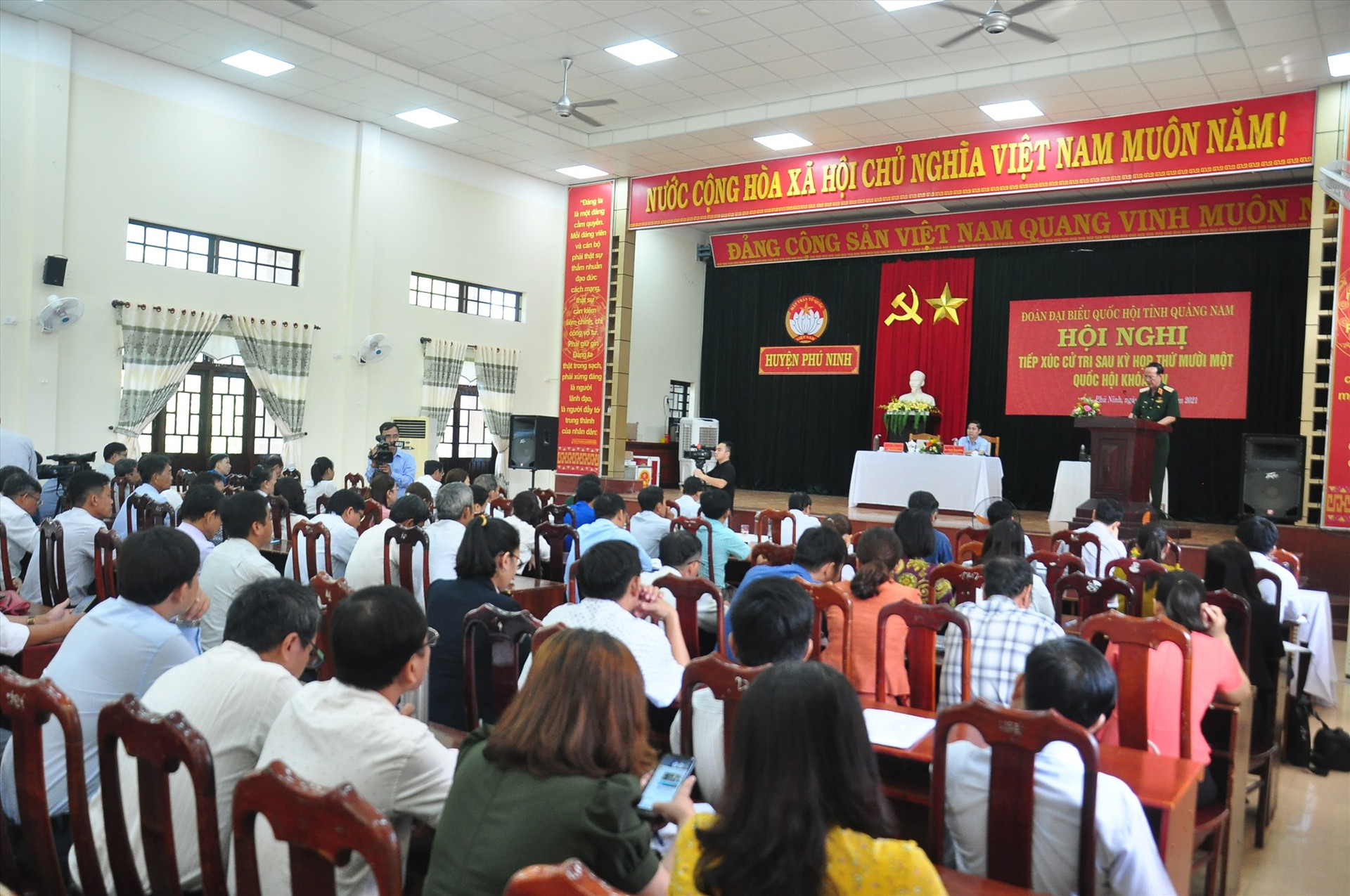 Quang cảnh buổi tiếp xúc cử tri tại Phú Ninh. Ảnh: VINH ANH