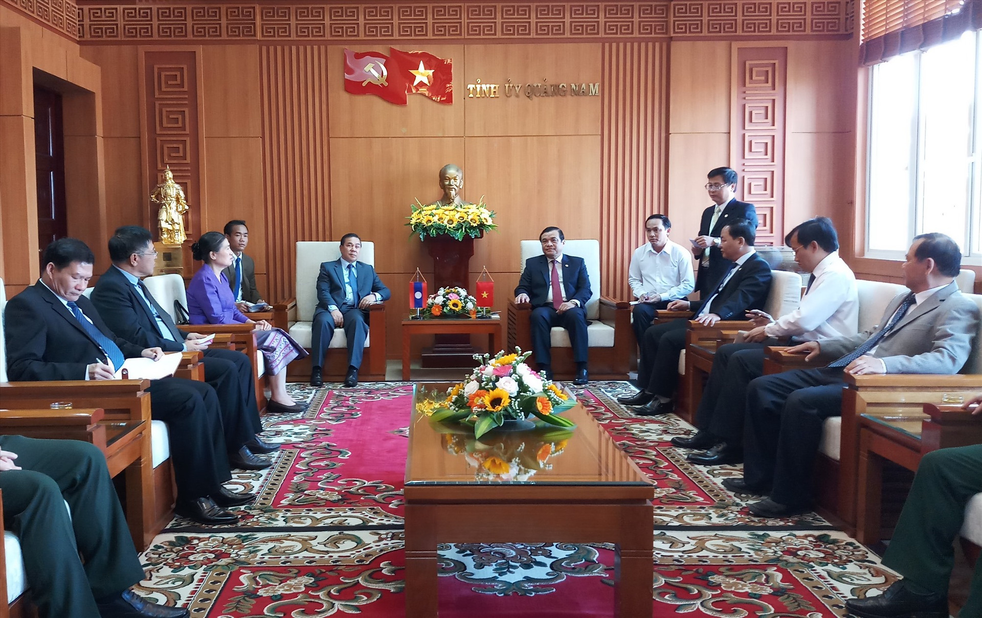 Đoàn côg tác của Đại sứ Quán Lào tại Việt Nam đến thăm, chào xã giao lãnh đạo tỉnh Quảng Nam. Ảnh: A.N