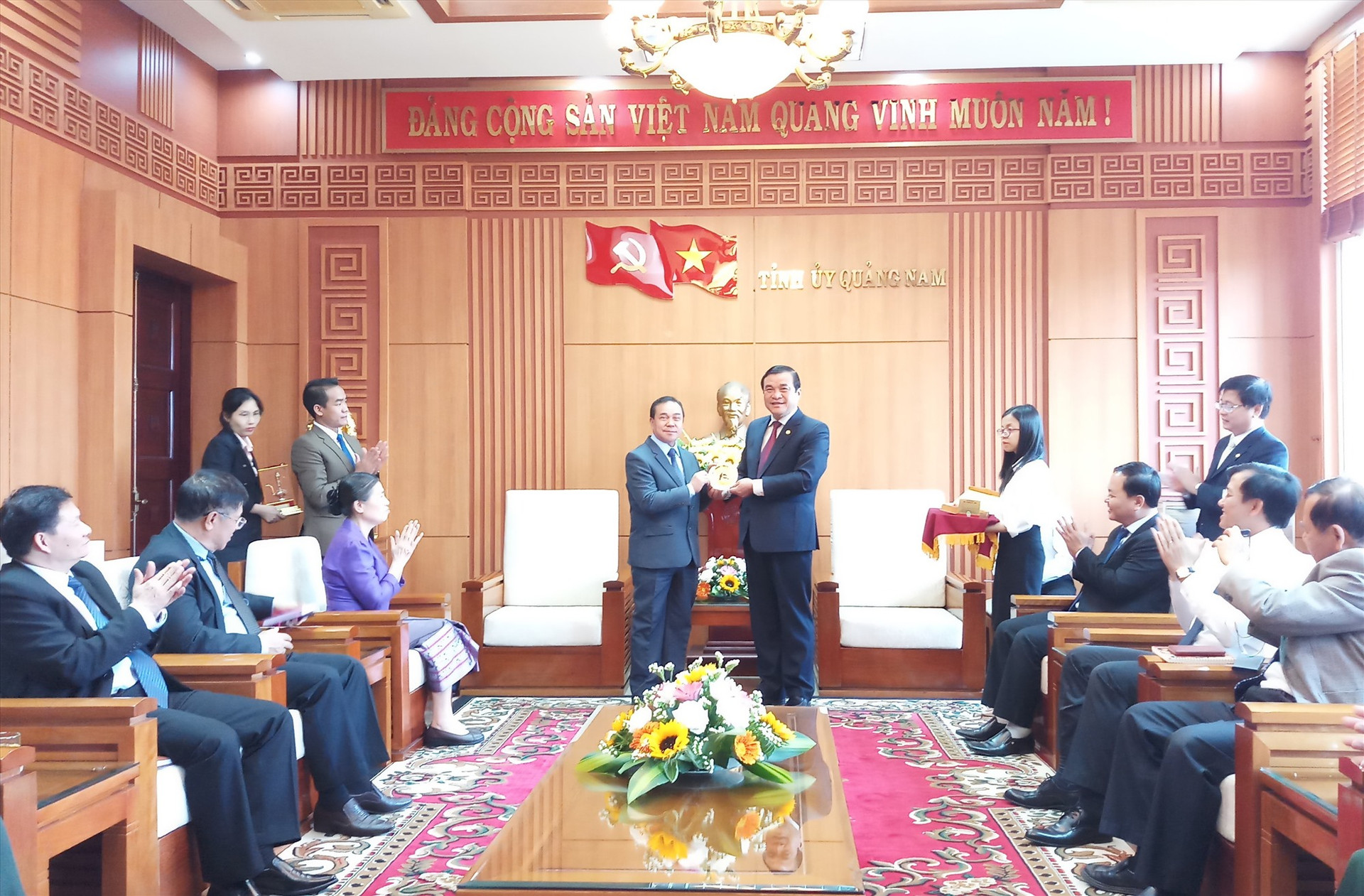 Bí thư Tỉnh ủy Phan Việt Cường tặng quà lưu niệm cho Đại sứ