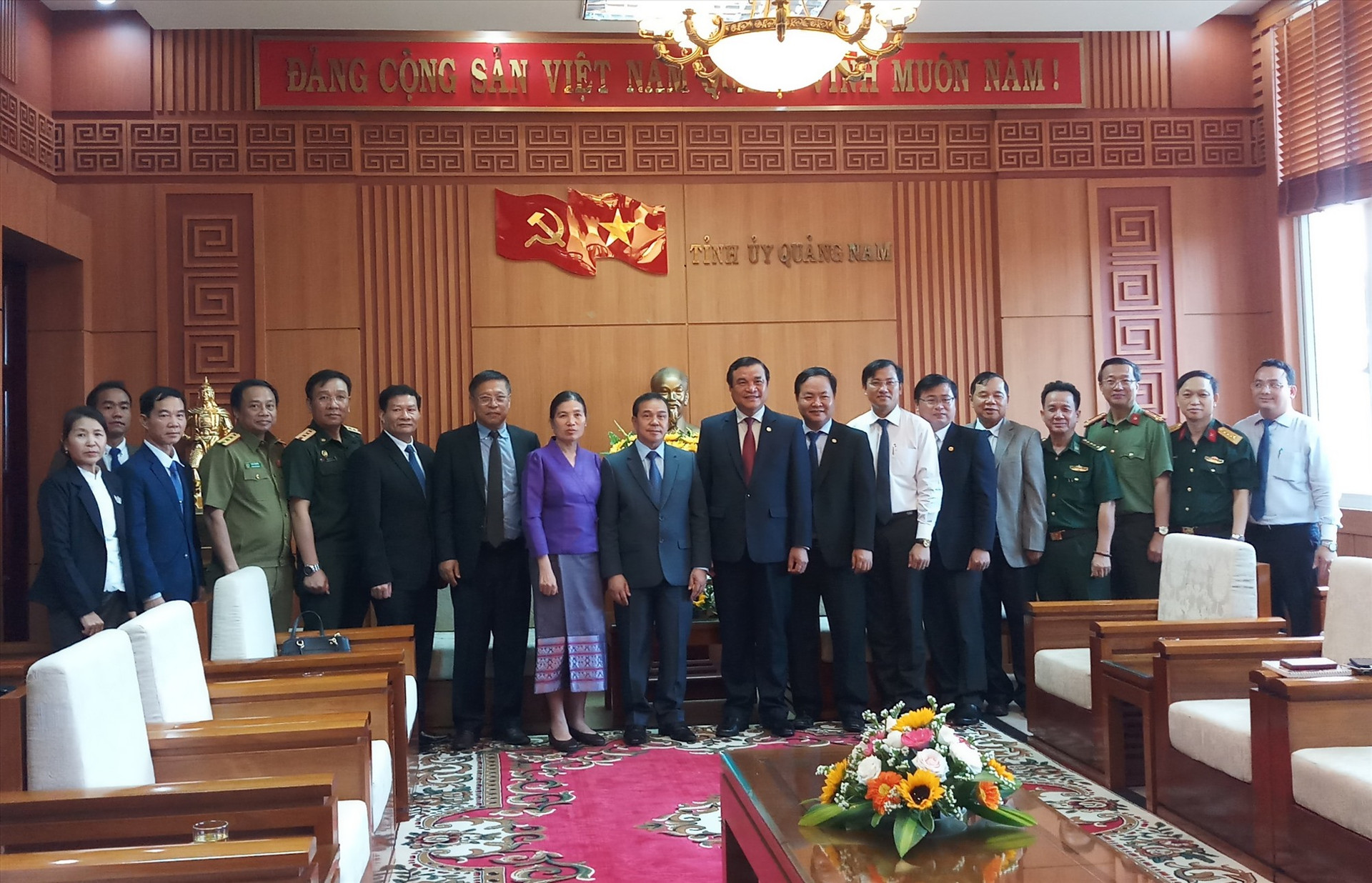 Lãnh đạo tỉnh chụp ảnh lưu niệm với đoàn công tác của Đại sứ quán Lào tại Việt Nam. Ảnh: A.N